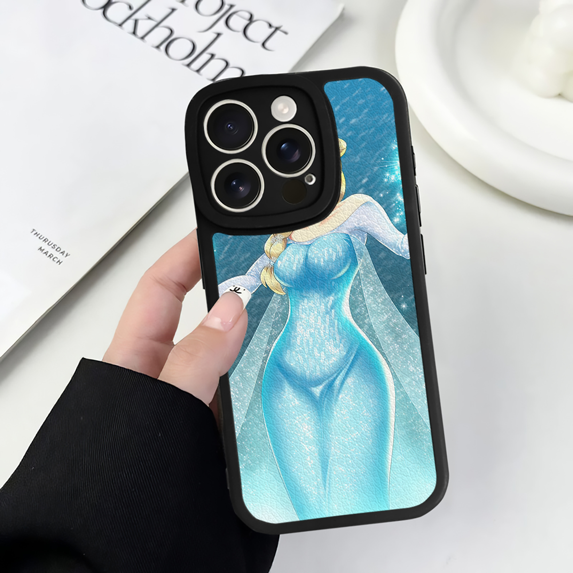 （画像用） アナと雪の女王 アンナ エルサ Frozen Anna Elsa 【iPhone 16シリーズ対応】シリコンスマホケース（レザー調） 材質：シリコン